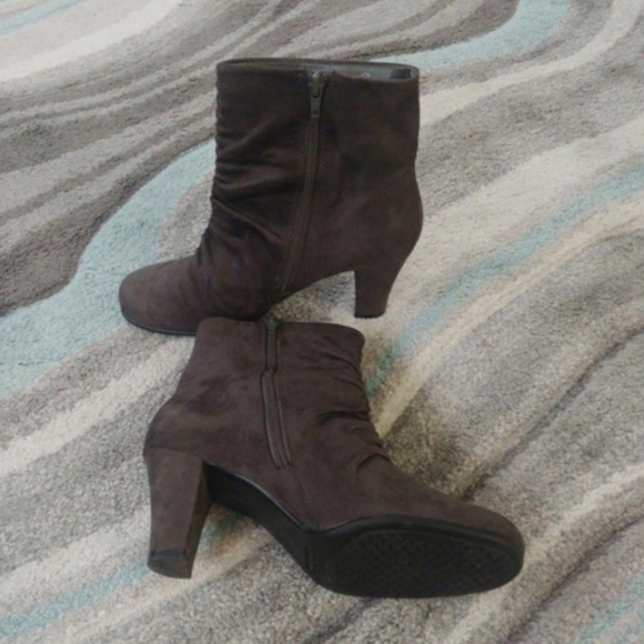 Gray velvet woman's booties size 8.5 - Picture 3 of 4